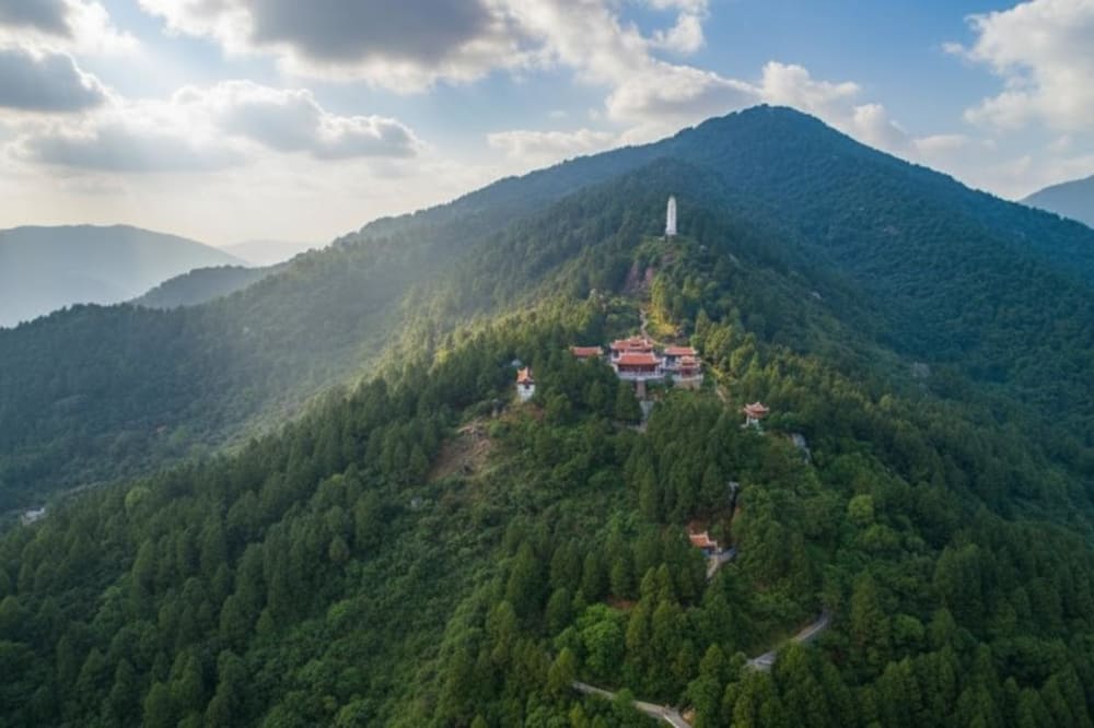 Ch&ugrave;a Hương T&iacute;ch H&agrave; Tĩnh l&agrave; nơi linh thi&ecirc;ng thu h&uacute;t h&agrave;ng vạn du kh&aacute;ch h&agrave;nh hương mỗi năm